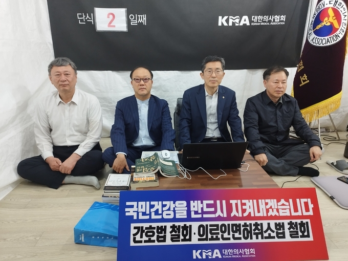 대한의사협회 이필수회장이 회장이 27일 간호법과 의료인면허취소법의 국회 본회의 가결 직후 대한의사협회 회관 앞 천막농성장 안에서 무기한 단식투쟁에 돌입했다.