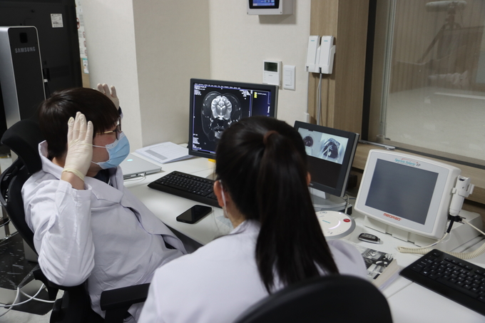 케이메디허브는 치매극복연구개발사업 1단계 우수성과로 선정되었다. 사진은 집속 초음파를 활용하여 혈뇌장벽을 통과하는 연구개발 모습.