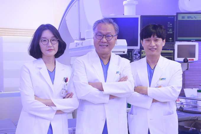 좌부터 순천향대 부천병원 소화기내과 이윤나, 문종호, 신일상 교수