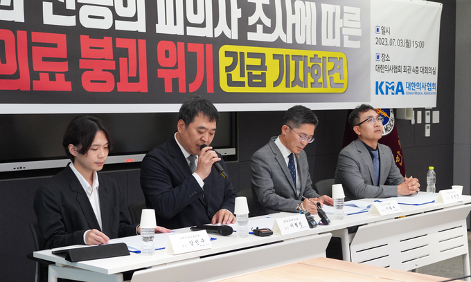이필수 대한의사협회장(우에서 두번째)을 비롯 대한응급의학회·대한응급의학의사회·대한전공의협의회 대표들이 지난 3일 '대구 응급의학과 전공의 피의자 조사에 따른 대한민국 응급의료 붕괴 위기 긴급 기자회견’를 갖고 대책을 촉구하고 있다.