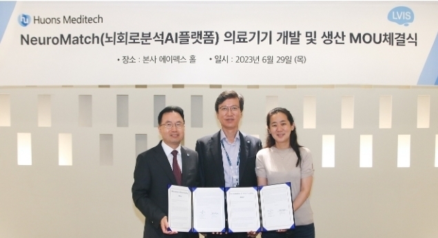 휴온스메디텍이 최근 성남 판교 휴온스그룹 사옥에서 LVIS와 의료기기 공동개발 및 생산 MOU를 체결했다. (왼쪽부터) 천청운 휴온스메디텍 대표, 윤성태 휴온스그룹 회장, 이진형 LVIS 대표