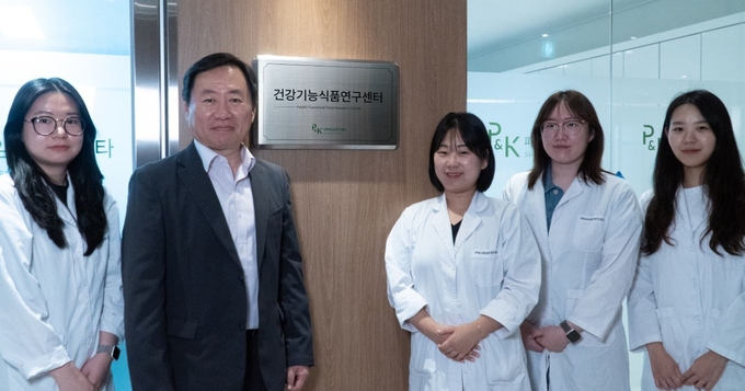 건강기능식품연구센터 앞 기념사진 촬영(왼쪽에서 두번째 이해광 P&K 피부임상연구센타 대표)