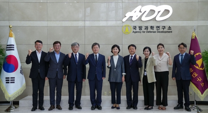 지영미 질병관리청장(우에서 다섯번째)이 지난 13일 국방과학연구소를 방문 “지난 5월에 발표한 신종감염병 대유행 대비 중장기 계획에 언급한 것처럼 미래의 신종감염병은 우리가 예상치 못하는 방식으로 발생할 수 있기에 감염병 대응을 위한 부처간 다각적 협력이 중요하다”고 말하고 “지금보다 신종감염병 대응에 더 준비된 사회를 만들기 위해 국방과학연구소와 같은 감염병 관계 기관들과의 업무 협력을 더욱 강화할 계획”이라고 밝혔다.