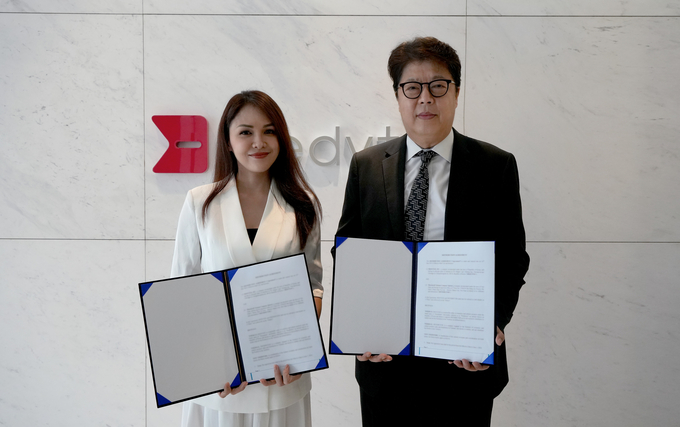 베트남 현지 유통사 PCVN의 DINH THI KIEU OANH 대표와 메디톡스 주희석 부사장이 파트너십 계약 체결 후 기념 촬영을 하고 있다.