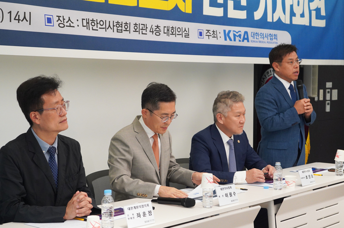 대한의사협회가 19일 노인외래정액제 설문조사 관련 기자회견을 가졌다.이날 회견에는 이필수 회장(좌에서 두번째)을 비롯 서정성 총무이사,조정호 보험이사,김이연 홍보이사 겸 대변인,좌훈정 대한개원의협의회 기획부회장 등이 참석했다. 의협은 12018년 개정 이후 5년간 의원급 의료기관의 평균 수가인상률은 2.62%로, 진료비가 조금씩 올랐음에도 수가인상 등 변화된 진료 환경이 노인외래정액제도에는 반영되지 않아, 지금도 노인 환자들은 본인부담금 구간에 따라 실제 지불하게 되는 급격한 비용 차이에 여전히 부담을 느끼고 있고, 일선 의료기관에서는 환자의 불편과 불만 등으로 인한 불필요한 마찰을 감내하고 있는 실정이다"며 " 노인외래정액제도 개선의 필요성이 점차 대두됨에 따라, 의료계와 정부가 힘을 합쳐 면밀한 논의를 통해 실효성 있는 해결책을 도출해나가야 할 시점"이라고 지적했다.