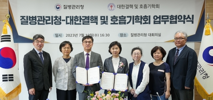 업무협약 체결 후 기념촬영 이날 지영미청장(우에서 네번째)은 결핵 및 호흡기 질환 분야 전문학회인 대한결핵 및호흡기학회와의 업무협약을 통해 우리나라 결핵 퇴치와 호흡기 질환 관리에 , 한 걸음 더 나아가는 계기가 마련되기를 바란다"며 “특히 코로나19 와 같은 새로운 호흡기 감염병 위기 상황에 보다 철저히대처할 수 있도록 대한결핵 및 호흡기학회와 함께 노력해 나가겠다 고 밝혔다