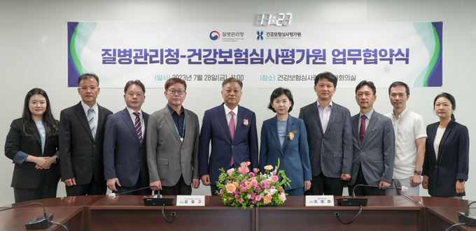 지영미 질병관리청장(우에서다섯번째)은 “이번 협약을 통해 데이터 기반 협력체계를 잘 구축한다면 더욱 다양하고 심층적인 연구‧분석이 가능해질 것”이라며, “이를 통해 다가올 또 다른 팬데믹 대응이나, 만성질환 정책 등 다양한 분야에서도 큰 시너지를 낼 수 있을 것”이라고 밝혔다.