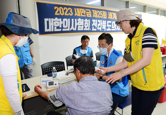 대한의사협회 이필수회장이 환자 상태를 문진하고 있다.