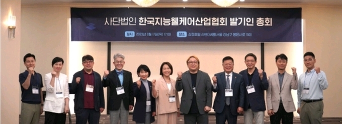 아크릴 대표 박외진을 비롯해 관계자 등이 참석한 가운데 한국지능웰케어산업협회 발기인 총회를 갖고 기념촬영을 하고 있다.