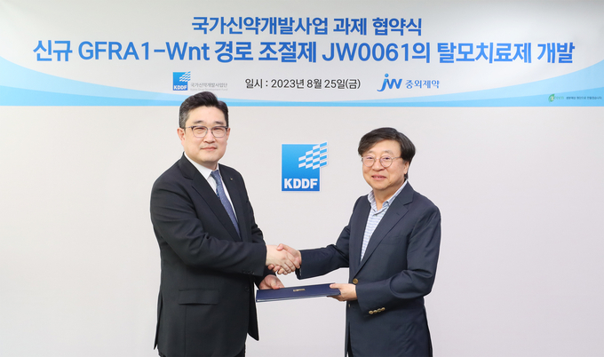 박찬희 JW그룹 CTO(왼쪽)와 묵현상 국가신약개발사업단 단장이 기념촬영을 하고 있다.