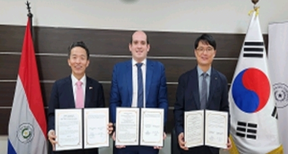 좌부터 주파라과이 대한민국대사관 윤찬식 대사,호르헤 일리우 실베로 파라과이 국가위생감시청 청장,대한무역투자진흥공사 아순시온무역관 강명재 관장
