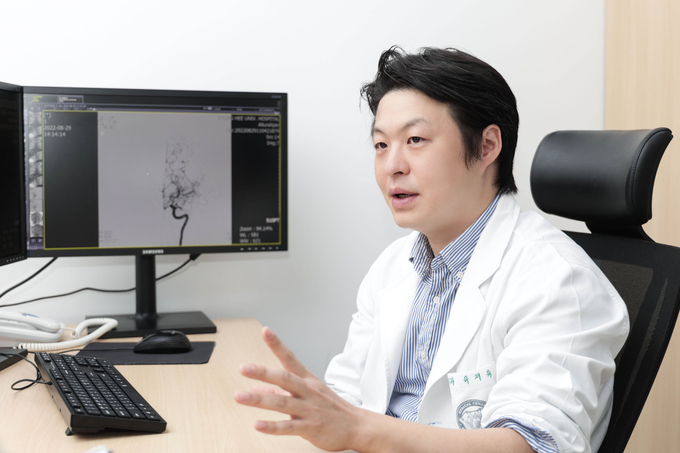 유지욱 교수는 “정확한 진단과 적절한 치료를 받기 위해서는 의료진의 경험과 연륜이 무엇보다 중요한 희귀질환 중 하나”라며 “일차적 진단에 있어 환자의 증상에 따른 판별이 중요한 만큼, 전문 의료진이 시간을 가지고 환자를 면밀하게 살펴보는 것이 가장 중요하다”고 강조하고 있다.