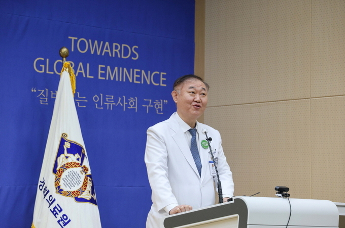 김성완 의료원장이 기념사를 하고 있다.
