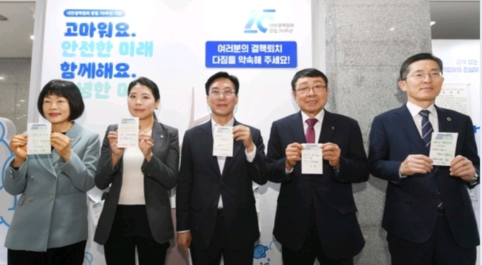 현장에 참여한 관계자들이 결핵퇴치에 염원을 담은 결핵퇴치 다짐 메시지 카드를 작성했다(좌부터 국민의힘 최연숙 의원, 더불어민주당 신현영 의원, 김민석 의원, 대한결핵협회 신민석 협회장, 대한의사협회 이필수 협회장).