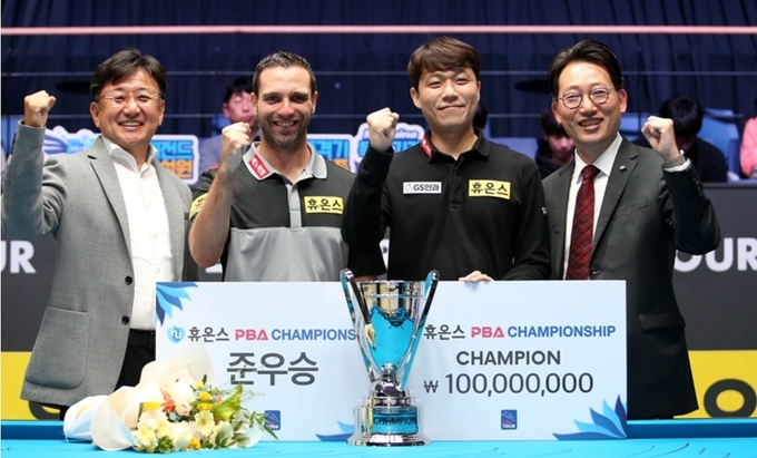지난 30일 '휴온스 PBA 챔피언십'에서 휴온스 헬스케어 레전드 최성원이 우승, 팔라존이 준우승을 차지했다. 왼쪽부터 장상진 PBA 부총재, 팔라존, 최성원, 휴온스 윤상배 대표 /사진제공=PBA프로당구협회