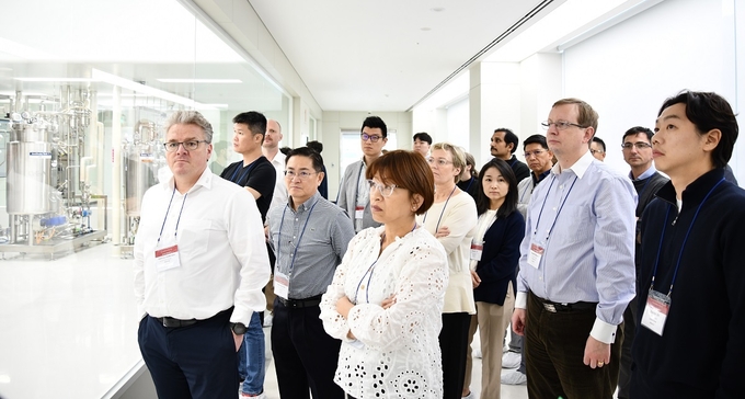 한미약품 평택 바이오플랜트를 찾은 국내외 제약바이오 전문가들이 한미의 시설과 운영 시스템 등을 살펴보고 있다.