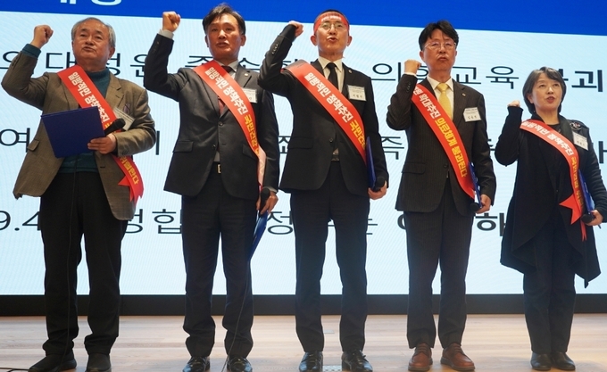 의대정원 확대 대응 방안 논의를 위한 전국의사대표자 및 확대임원 연석회의서 대한의사협회 대의원회 박성민의장(좌에서 두번째)은 "엉터리 수요조사를 발표한 복지부도 잘못이지만 의료계의 실상을 잘 알면서도 대학의 세 불리기와 싼 값의 전문 인력을 이용하기 위해 정부 수요조사에 편승해 마구잡이식으로 정원을 늘려 신청한 의과대학의 행태도 그 책임을 면하기 어려울 것"이라며 싸잡아 비난했다.