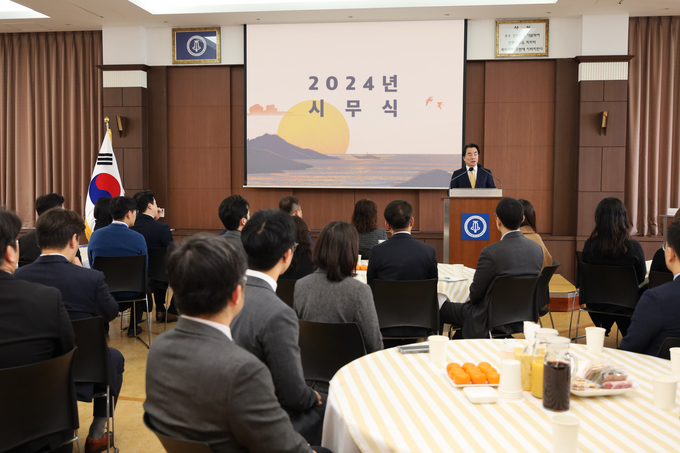 종근당 이장한회장이 시무식서 신년사를 하고 있다.이회장은. 이날 내실경영을 강조 눈길을모았다