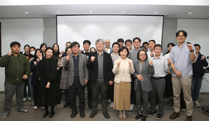 정희진 백신혁신센터장은 “연구성과공유회를 통해 백신 개발에 대한 관심과 열정이 확산되는 계기가 되길 바란다”며, “백신은 감염병 대응에 있어 가장 비용 효과적인 공중보건정책 수단으로, 백신혁신센터는 팬데믹시 신속한 백신의 국내 생산을 위해 백신후보물질 개발에서부터 비임상에서 임상까지 전주기 백신 연구를 수행해나갈 예정”이라고 밝혔다.