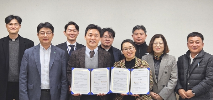 1월 17일 세종충북도박문제예방치유센터 김경진 센터장(가운데)과 충청북도사회복지관협회 김태순 협회장(가운데)이 업무협약 체결 후 협약서를 들고 참석자들과 기념사진을 찍고 있다. (사진제공=세종충북도박문제예방치유센터)
