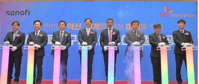 왼쪽부터 SK에코엔지니어링 오동호 대표, 권기창 안동시장, 이철우 경북도지사, 안재용 SK바이오사이언스 사장, 파스칼 로빈(Pascal Robin) 사노피 코리아 대표, 김형동 국회의원, 박진용 안동L하우스 공장장, 이정배 노조 지회장.