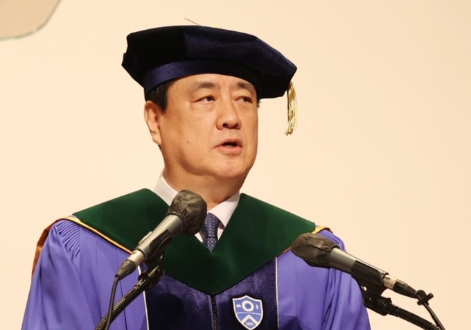 인사말하고 있는 제19대 신임 금기창 연세의료원장. 금원장은 취임사를 통해 "현재 시행 중인 책임경영제를 확대해 구성원의 업무 자율성을 보장하고, 교직원 모두 세브란스의 구성원으로서 자긍심을 가지고 스스로 가치를 높이는 ‘땀과 노력이 존중받는 조직 문화’를 조성하겠습니다. 나아가 개인의 성장과 기관의 발전이 조화를 이룰 인사 및 교육제도를 만들어 가겠습니다"고 밝혔다.
