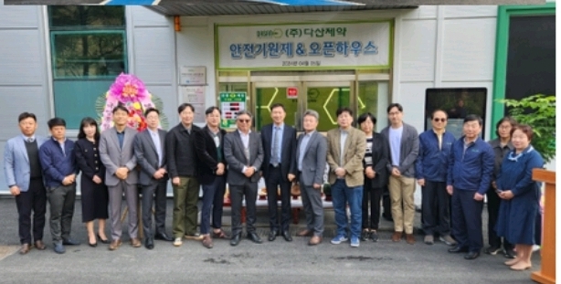 증축 완료된 1공장 앞에서 기원제 행사에 참석한 임직원.