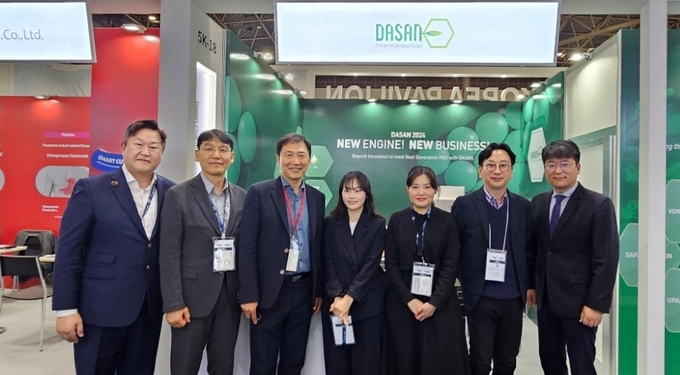 다산제약 류형선 대표(한국의약품수출입회장, 왼쪽 세번째)와 다산제약 임직원