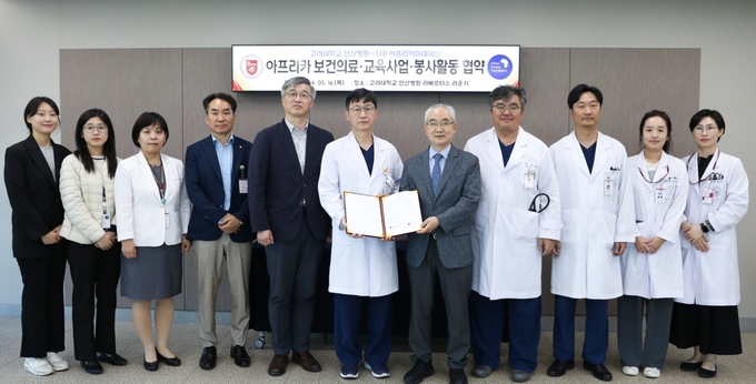 권순영 병원장은 ”고대안산병원은 의료계에서는 처음으로 다문화가정을 지원하는 로제타홀 센터를 개소하고, 인도네시아와 미얀마 현지 해외봉사도 꾸준히 진행해오고 있다“ 며 ”이번 협약을 통해 더 책임감을 갖고 의료 취약 계층 건강 증진에 기여하는 의료기관이 되겠다“고 말했다.