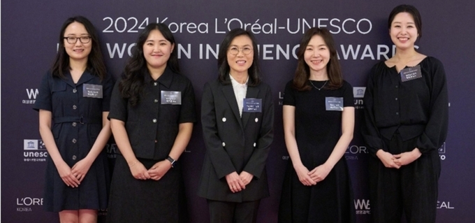 로레알코리아가 올해 23회을 맞은 ‘한국 로레알-유네스코 여성과학자상’ 시상식을 앞두고, 서울 이태원에 위치한 몬드리안 서울에서 간담회를 열고 로레알 연구혁신 부문, 세계 여성과학자상 프로그램, 한국 여성과학자상의 의의, 올해 수상자 및 연구분야 등을 소개했다. 2024 한국 로레알-유네스코 여성과학자 수상자들이 단체 기념사진을 촬영했다. (왼쪽부터) 박소현 조교수(성신여자대학교 화학에너지융합학부), 이찬빈 연구교수(부산대학교 생명시스템연구소), 김유선 교수(아주대학교 의과대학 생화학교실), 이은정 연구조교수(연세대학교 의과대학 피부과학교실), 박효정 조교수(서울아산병원 영상의학과)