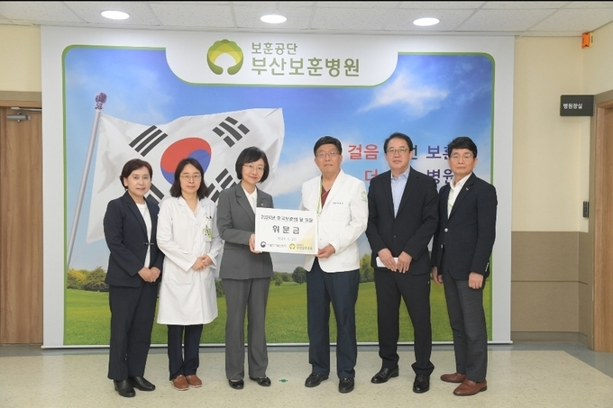 식약처는 이번 위문이 ‘따뜻한 동행, 모두가 행복한 사회’를 만드는 데 조금이라도 보탬이 되기를 기대하며, 앞으로도 우리 사회가 더 따뜻해질 수 있도록 함께 동행하며 노력하겠다고 밝혔다.