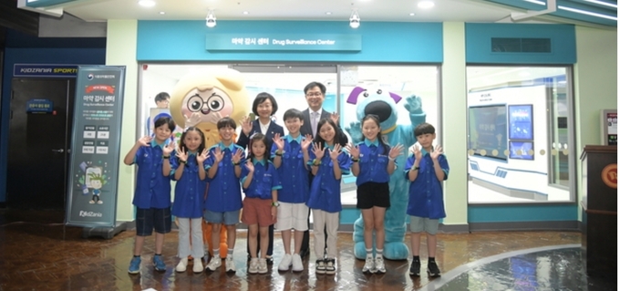 오유경 처장은 이날 개소식에서 “최근 청소년 마약사범이 급증하는 심각한 상황 속에서 키자니아 마약감시센터는 체험을 통해 어린이들의 눈높이에서 마약의 위험성과 올바른 의약품 사용법을 배울 수 있는 매우 효과적인 방법”이라고 밝혔다
