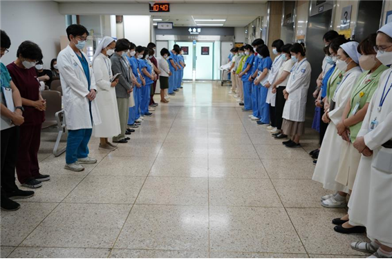 가톨릭대학교 부천성모병원 의료진들이 숭고한 나눔으로 새삶을 선물하는 뇌사 장기 기증자의 마지막 길을 기도로 배웅하고 있다.