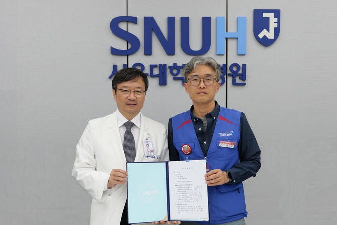 2024년 임금 및 단체협약 가조인식. 김영태 서울대병원장(왼쪽)과 윤태석 서울대병원분회장(오른쪽)