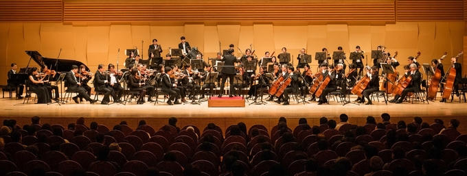지난 23일 경기도 성남아트센터 콘서트홀에서 열린 ‘제11회 빛의 소리 나눔콘서트’에서 객석을 가득 메운 관객들이 MPO 단원들의 연주를 감상하고 있다.