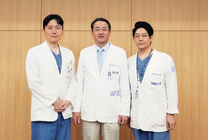 좌부터 이비인후과 송재진, 구자원, 최병윤 교수...드림팀을 이끌고 있는 구자원 교수는 “인공와우 수술 건수의 양적 증가도 의미 있지만, 사실 더 중요한 것은 수술의 질적 성공률을 높이는 것”이라며 “환자, 보호자와의 충분한 상담으로 인공와우에 대한 이해를 높여 청각 회복에 대한 현실적 기대감을 갖게 하는 것, 수술 후 매핑 과정, 꾸준한 언어치료가 수술의 만족도를 높이는 데에 가장 중요한 부분”이라고 강조하고 있다