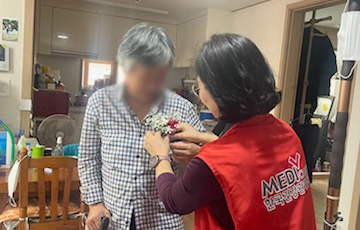 KH한국건강관리협회 강남지부는 어버이날을 맞아 복지관 이용 어르신 댁에 방문하여 카네이션을 달아드리고 있다.