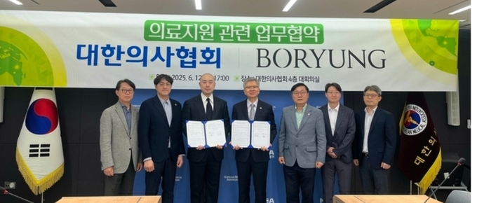 협약식에서 김택우 대한의사협회 회장( 우에서 네전째)은 “이번 협약은 의료인과 기업이 함께 힘을 모아 국민의 생명과 건강을 지키는 데 동반자적 관계로 파트너십을 마련한다는 점에서 큰 의미가 있다”며, “앞으로도 지속가능한 의료 공공성 강화와 인도주의적 가치 실현을 위해 협력을 이어가겠다”고 밝혔다. ㈜보령 김정균 대표이사( 좌에서 세번째) “보령은 기업의 사회적 책임을 가장 중요한 가치 중 하나로 보고 있으며, 의료 현장의 목소리를 대변하는 대한의사협회와 함께하게 되어 매우 뜻깊다”며, “재난과 위기 상황에 신속히 대응하고, 도움이 필요한 이웃에게 실질적인 지원을 제공할 수 있도록 적극 협력하겠다”고 말했다.
