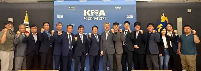 간담회에는 의협에서 김택우 회장, 박명하 상근부회장, 서신초 총무이사, 김성근 공보이사 겸 홍보이사(대변인), 안상준 기획이사, 김충기 정책이사가, 한진 법제이사가 수련병원협회에서는 김원섭 회장을 비롯해 윤승규 부회장(서울성모병원), 김영태 특임이사(서울대병원), 양동헌 교육이사(경북대학교병원), 조병기 총무이사(충북대병원), 대전협에서는 한성존 비대위원장, 김동건 비대위원, 김은식 비대위원, 유청준 비대위원, 이의주 사무지원국 국장이 참석했다.