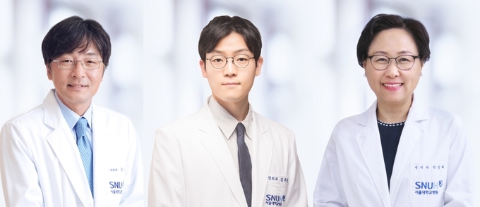 좌부터 서울대병원 소아신경외과 김승기·김주환 교수, 병리과 박성혜 명예교수