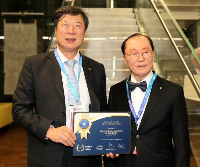 신응진 특임원장(좌)이 2025 IHF 그랜드 호스피탈 어워드 ‘Honorable Mention’을 받고 기념 촬영을 하고 있다.