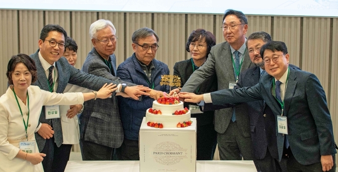 장기이식 30년 이상 생존 환자 기념행사에서 참석자들이 기념 케이크 커팅을 하고 있다. (왼쪽부터) 정해미 장기이식센터 수간호사, 민상일 장기이식센터장, 정은희 간호본부장, 김상준 명예교수, 김창호 이식환자, 양귀순 기증자, 서경석 명예교수, 하종원 이식혈관외과 교수, 이광웅 간담췌외과