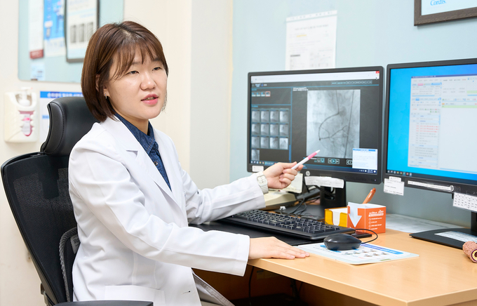 강동경희대학교병원 심장혈관내과 김나래 교수가 심근경색증 진단과 치료에 대해 설명하고 있다.