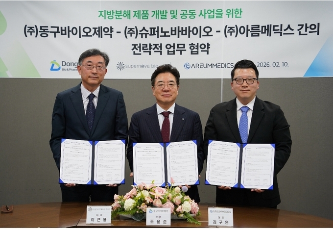 좌부터 슈퍼노바바이오 이근용 대표, 가운데: 동구바이오제약 조용준 회장, 오른쪽: 아름메딕스 김구연대표
