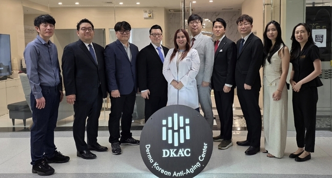 (더마 코리안 안티에이징센터 현판식: 동구바이오제약, 아름메딕스, 에디제이션 관계자 참석.