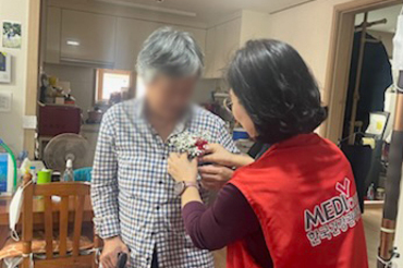 KH한국건강관리협회 서울강남지부, 어버이날 맞아 복지관 이용 어르신께 카네이션 전달