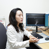 ‘겨울만 되면 손가락이 평소보다 더 뻣뻣해진 것 같은데..’ 류마티스 관절염 환자, 통증 체감 높아질 수 있어